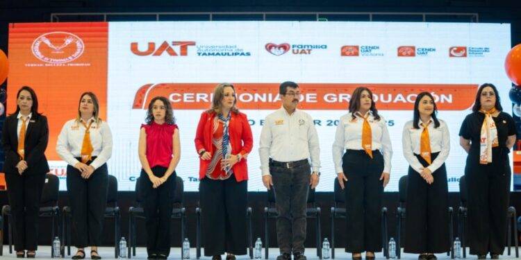 El rector Dámaso Anaya y la Lic. Isolda Rendón presiden graduación de los CENDIS de la UAT