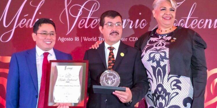 Recibe Dámaso Anaya Premio Nacional al Mérito Profesional 2025