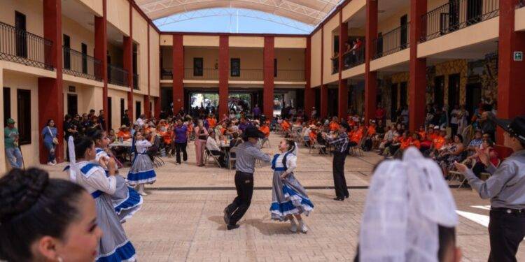 Festeja la UAT a los abuelitos con un paseo al pueblo mágico de Tula