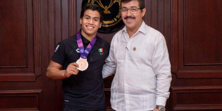 Reconoce rector a Lalo Sagastegui por sus logros deportivos a nivel internacional