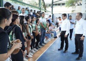 Rector y estudiantes de la UAT comparten jornada universitaria