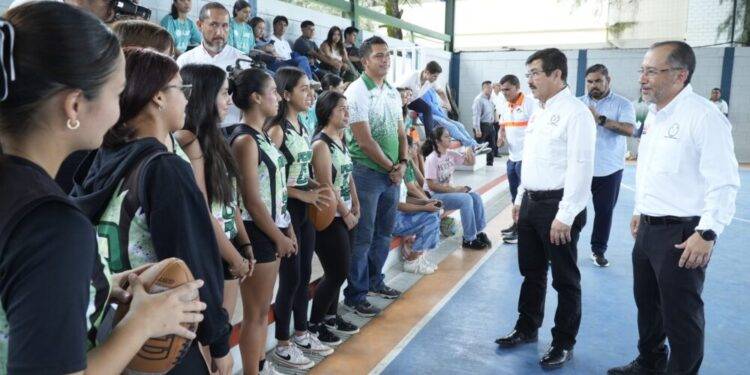 Rector y estudiantes de la UAT comparten jornada universitaria