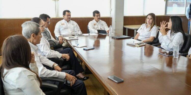 Comparte el rector logros y proyectos con estudiantes de la Facultad de Derecho Victoria