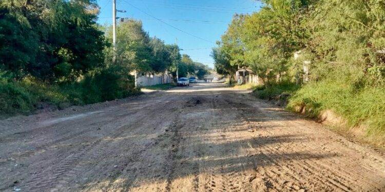Atiende Gobierno Municipal peticiones de habitantes de la colonia La Caminera e inicia trabajos en calles en mal estado
