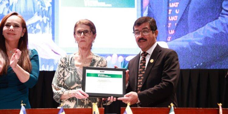 La Dra. Annie Pardo dicta conferencia magistral en la UAT