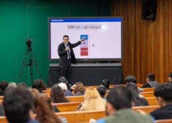 Expertos en economía imparten conferencias en la UAT