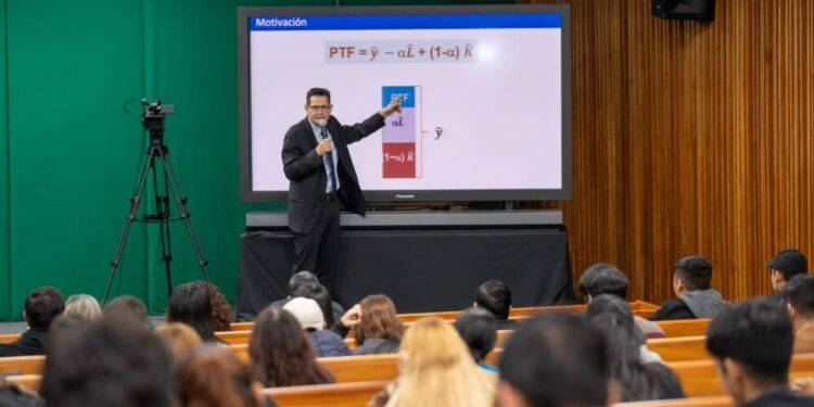 Expertos en economía imparten conferencias en la UAT