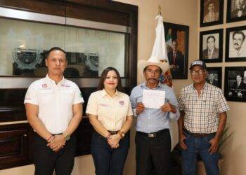 Apoya alcaldesa Verónica Aguirre con el mejoramiento del camino en Praxedis Balboa