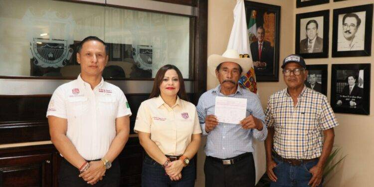 Apoya alcaldesa Verónica Aguirre con el mejoramiento del camino en Praxedis Balboa