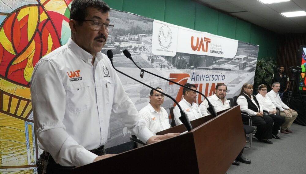 UAT y Secretaría de Educación entregan más de 8 000 becas a universitarios