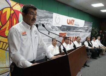 UAT y Secretaría de Educación entregan más de 8 000 becas a universitarios