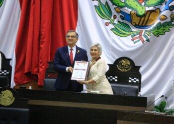 Entrega gobernador Medalla al Mérito «Luis García de Arellano» a Cecilia Imelda Lugo Cruz