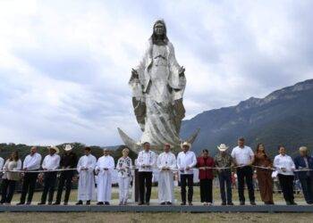 Entregan Américo y María escultura monumental de la Virgen de la Misericordia en El Chorrito