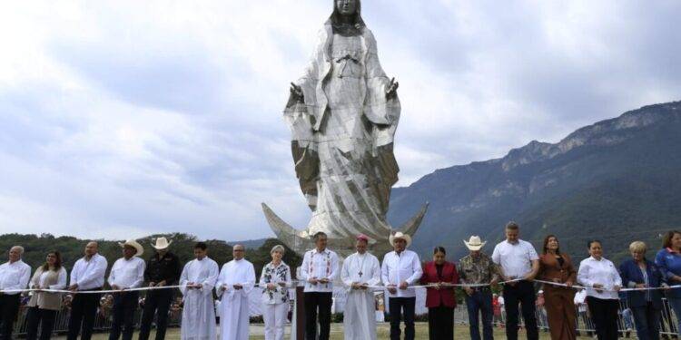 Entregan Américo y María escultura monumental de la Virgen de la Misericordia en El Chorrito