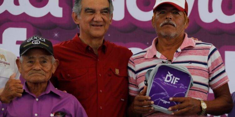 Apapachan Américo y María a las familias de Higuerillas con la Brigada Navideña Transformando Familias