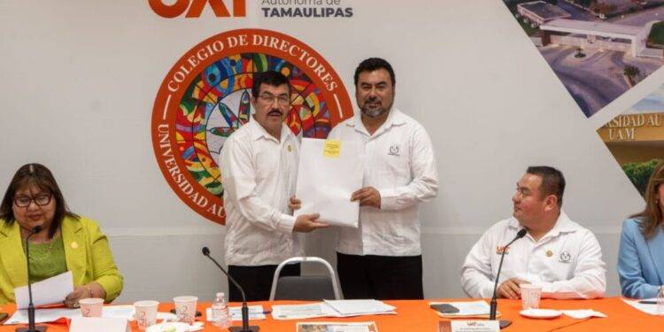 Reconoce rector la excelencia académica de egresados UAT en el EGEL