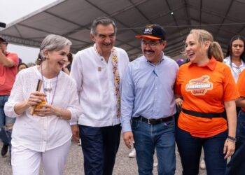 Rodeado de niños alegres, el gobernador Américo y el rector Dámaso Anaya disfrutaron de las amenidades de la UAT en el DIFzania 2026