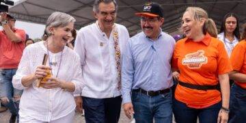 Rodeado de niños alegres, el gobernador Américo y el rector Dámaso Anaya disfrutaron de las amenidades de la UAT en el DIFzania 2026