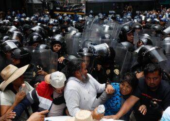 Impiden a maestros de la CNTE instalar su plantón en el Zócalo