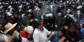 Impiden a maestros de la CNTE instalar su plantón en el Zócalo