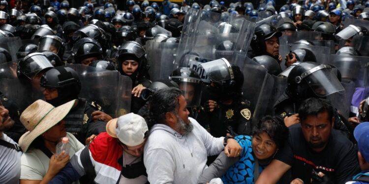 Impiden a maestros de la CNTE instalar su plantón en el Zócalo