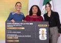 Sheinbaum entrega boleto para inauguración del Mundial a joven veracruzana Yolett Cervantes