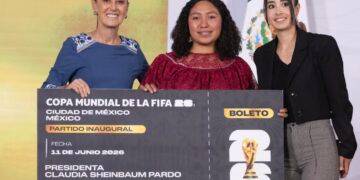 Sheinbaum entrega boleto para inauguración del Mundial a joven veracruzana Yolett Cervantes