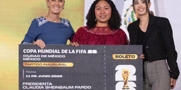 Sheinbaum entrega boleto para inauguración del Mundial a joven veracruzana Yolett Cervantes