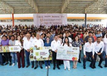Encabeza el rector Dámaso Anaya entrega de becas a 493 estudiantes de la UAT