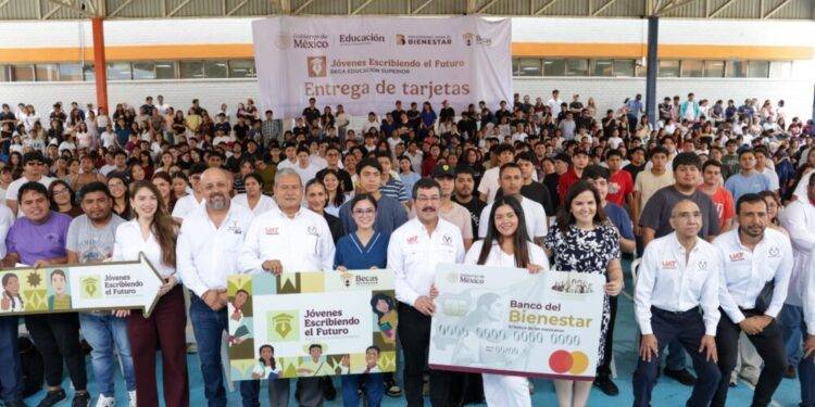 Encabeza el rector Dámaso Anaya entrega de becas a 493 estudiantes de la UAT