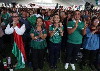 Claudia Sheinbaum inicia la mañanera con aplausos por el triunfo de la selección mexicana en el Mundial