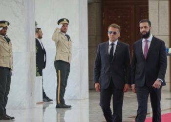 Bombas explotan cerca del hotel de Emmanuel Macron: Reportan ataques próximos a su hospedaje en Siria