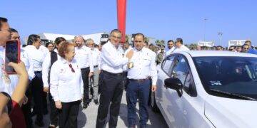 Entrega Américo Villarreal vehículos y maquinaria por 125.2 mdp