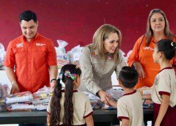 Entrega Familia UAT útiles escolares en primarias de Ciudad Victoria y Güémez